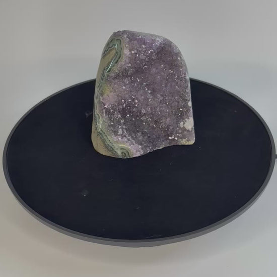 Amethist geode cut base – paarse kristalholte van dichtbij bekeken