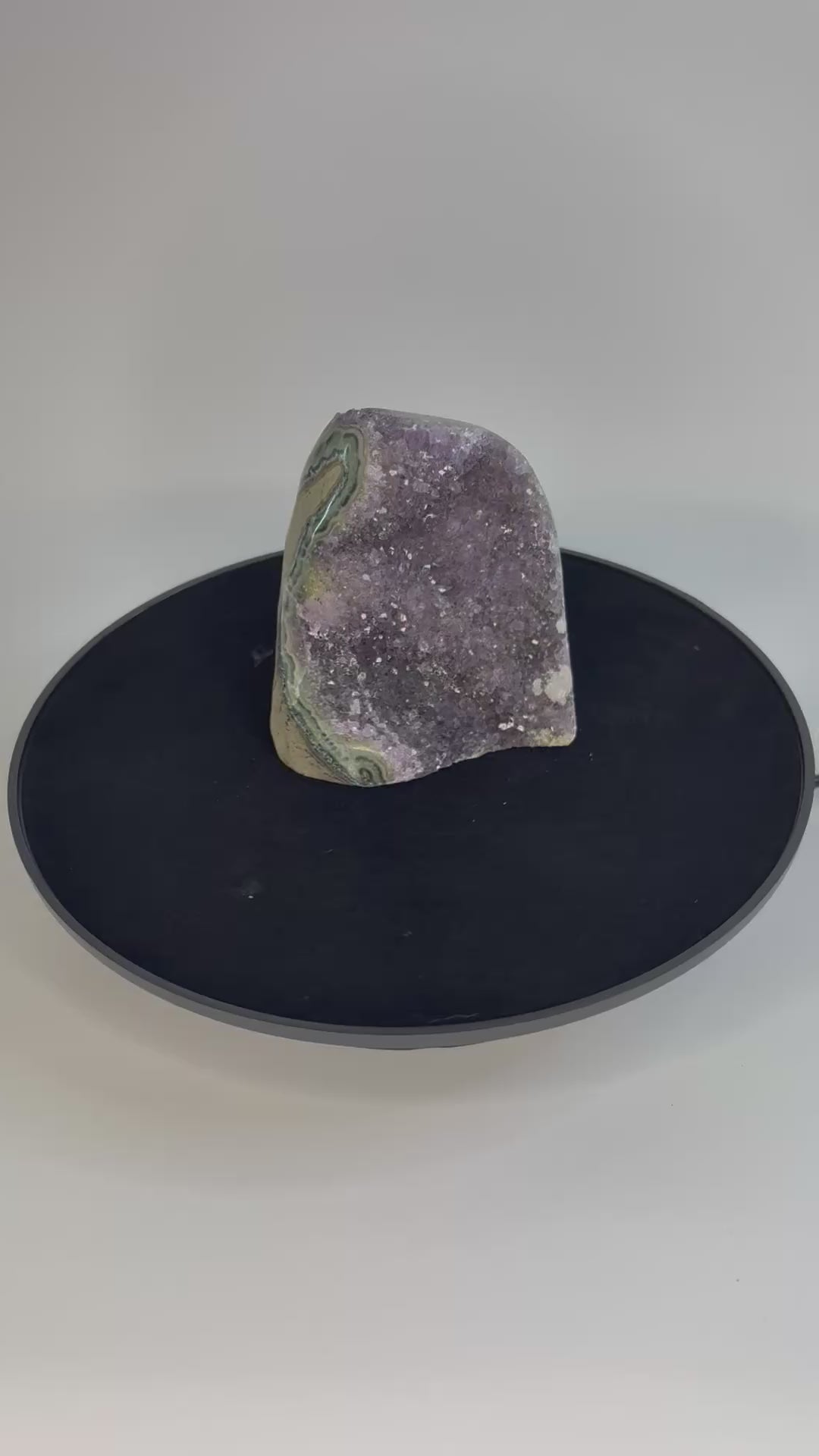 Amethist geode cut base – paarse kristalholte van dichtbij bekeken