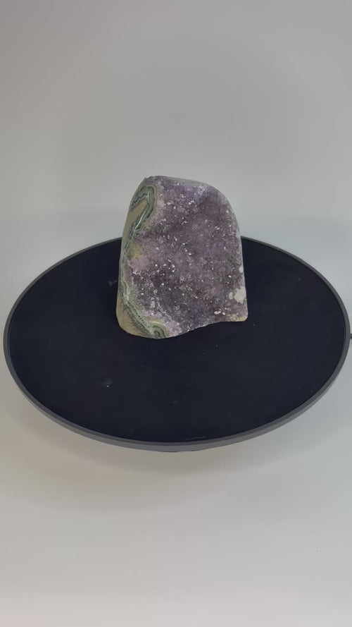 Amethist geode cut base – paarse kristalholte van dichtbij bekeken