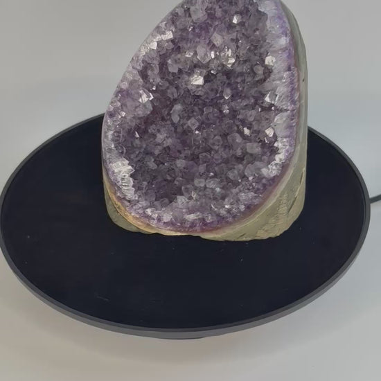 Amethist geode cut base – paarse kristalholte van dichtbij bekeken