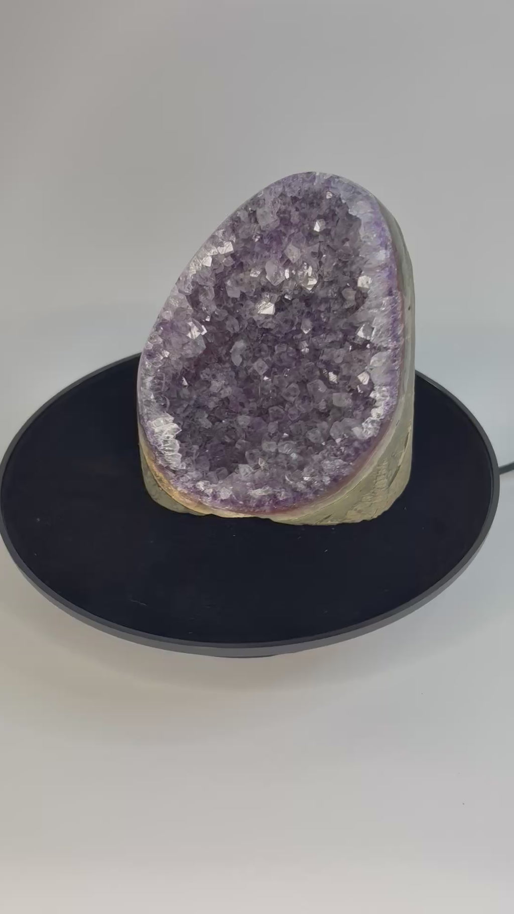 Amethist geode cut base – paarse kristalholte van dichtbij bekeken