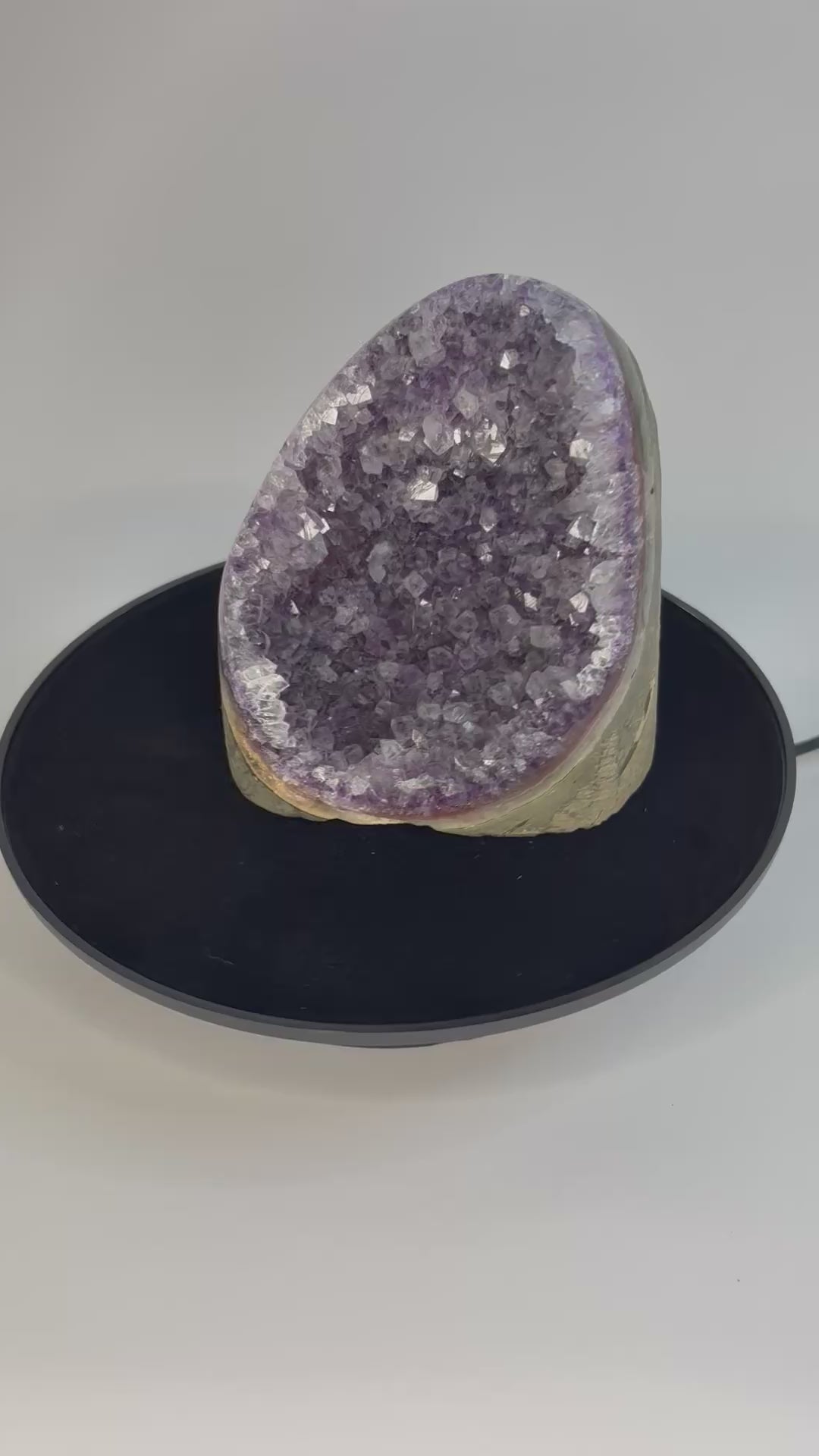 Amethist geode cut base – paarse kristalholte van dichtbij bekeken