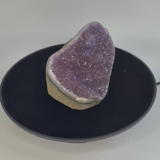 Amethist geode cut base – paarse kristalholte van dichtbij bekeken