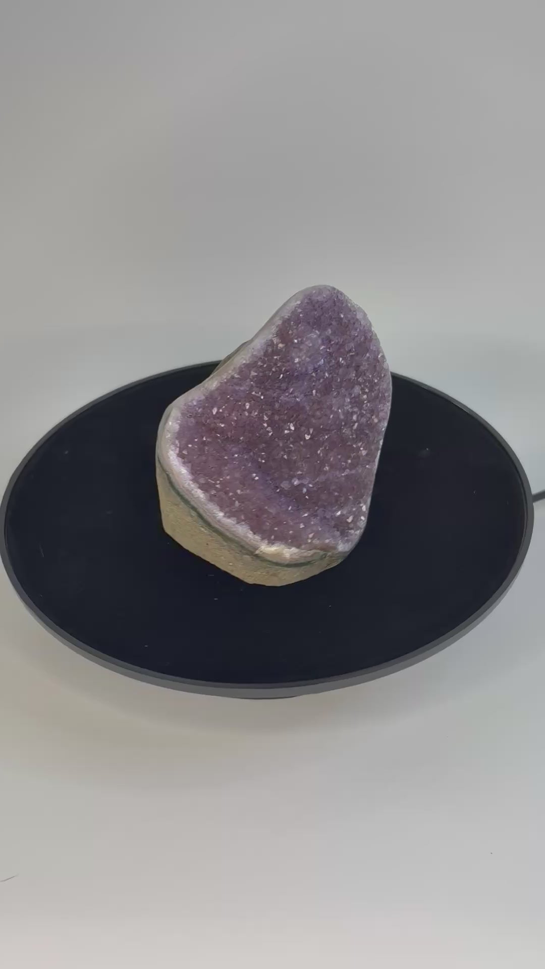 Amethist geode cut base – paarse kristalholte van dichtbij bekeken