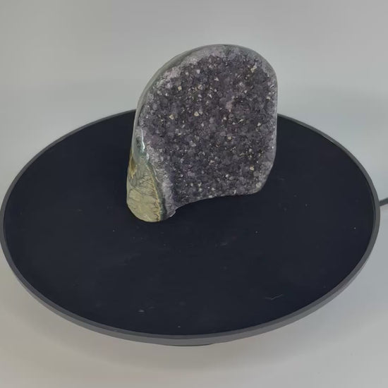 Amethist geode cut base – paarse kristalholte van dichtbij bekeken