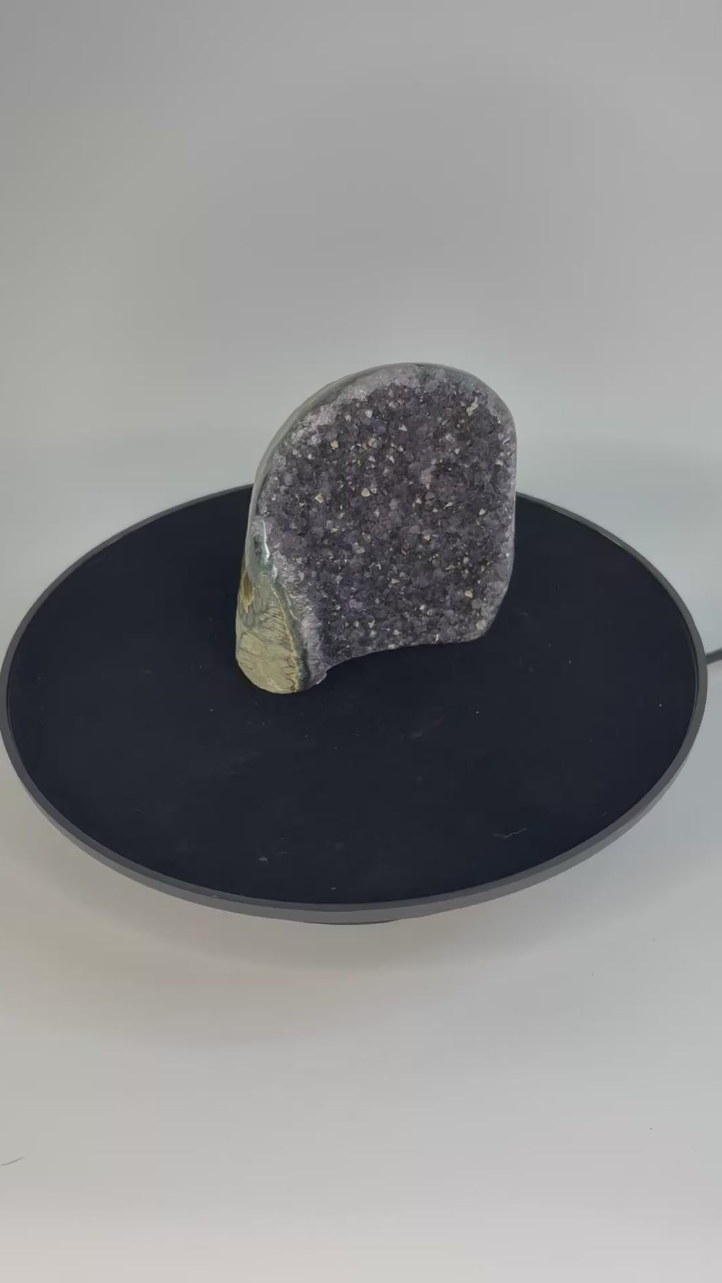 Amethist geode cut base – paarse kristalholte van dichtbij bekeken