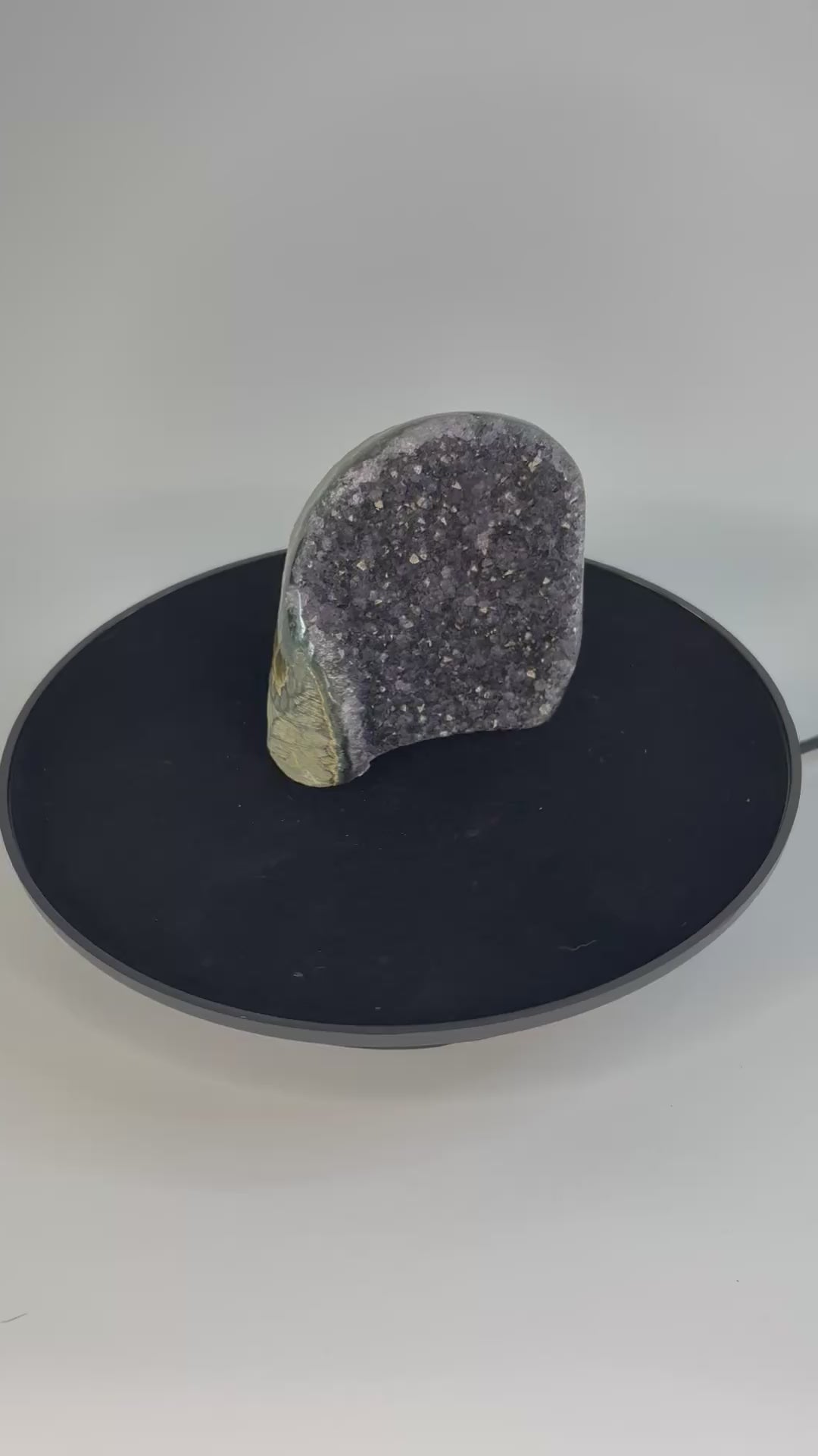 Amethist geode cut base – paarse kristalholte van dichtbij bekeken