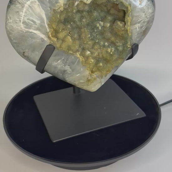 Groen amethist hart op standaard – prasioliet hartvorm kristal