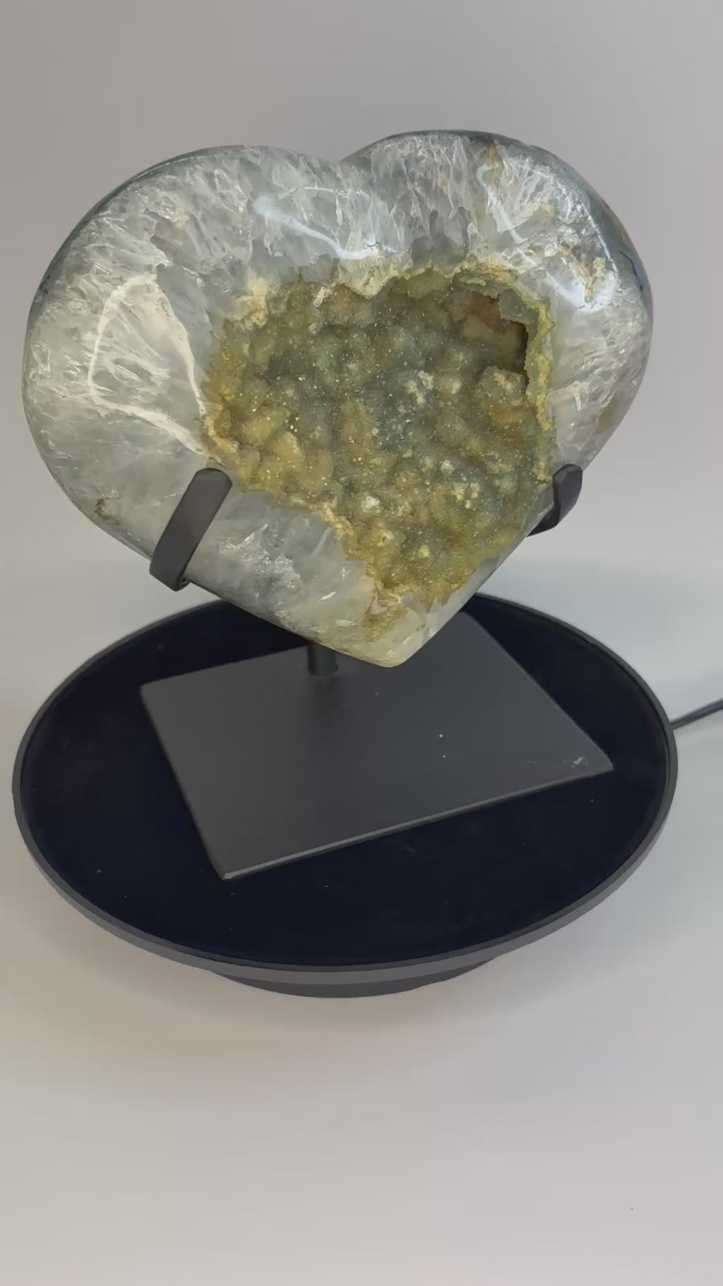 Groen amethist hart op standaard – prasioliet hartvorm kristal
