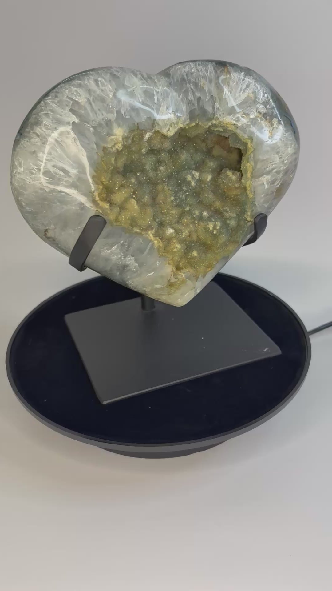 Groen amethist hart op standaard – prasioliet hartvorm kristal