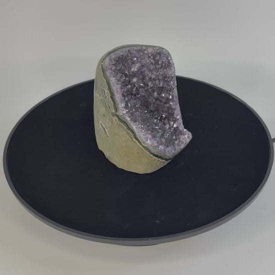 Amethist geode cut base – paarse kristalholte van dichtbij bekeken