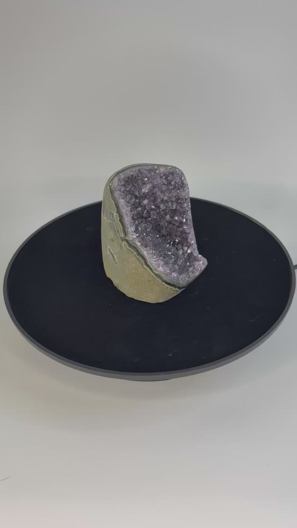 Amethist geode cut base – paarse kristalholte van dichtbij bekeken