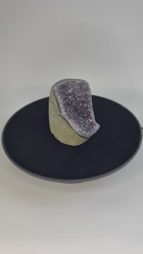 Amethist geode cut base – paarse kristalholte van dichtbij bekeken