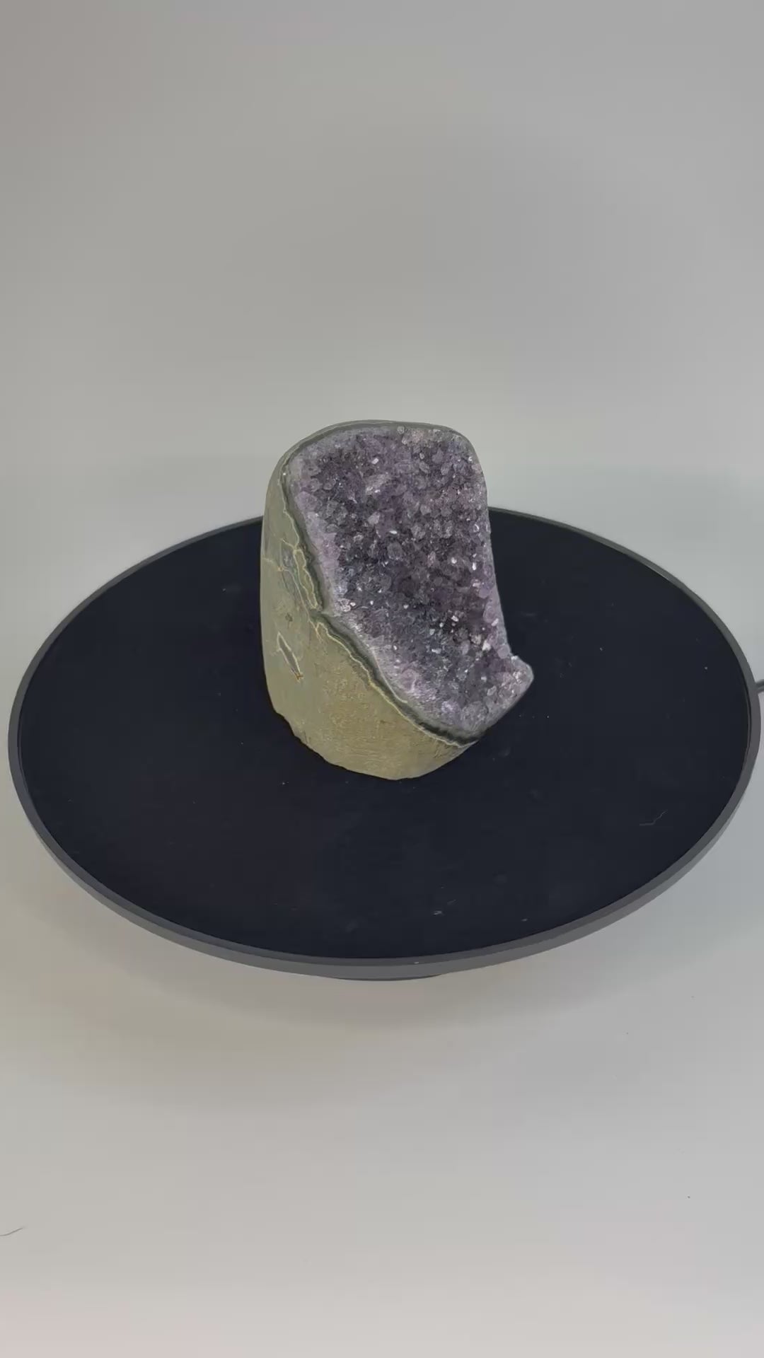 Amethist geode cut base – paarse kristalholte van dichtbij bekeken