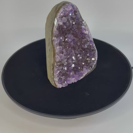 Amethist geode cut base – paarse kristalholte van dichtbij bekeken