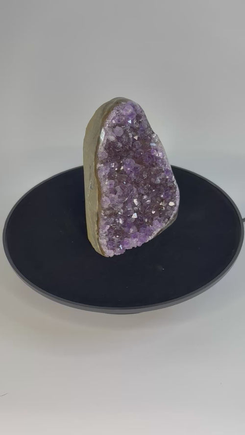 Amethist geode cut base – paarse kristalholte van dichtbij bekeken
