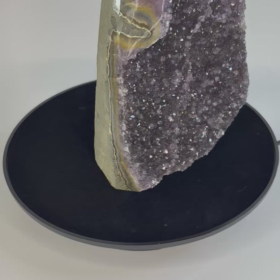 Amethist geode cut base – paarse kristalholte van dichtbij bekeken