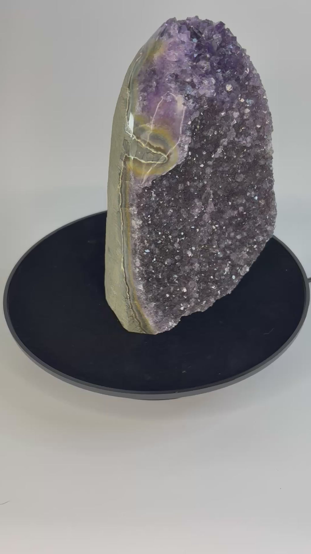 Amethist geode cut base – paarse kristalholte van dichtbij bekeken