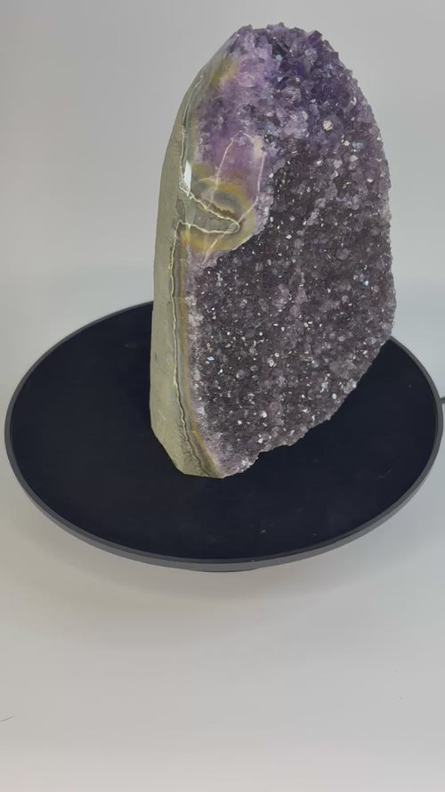 Amethist geode cut base – paarse kristalholte van dichtbij bekeken