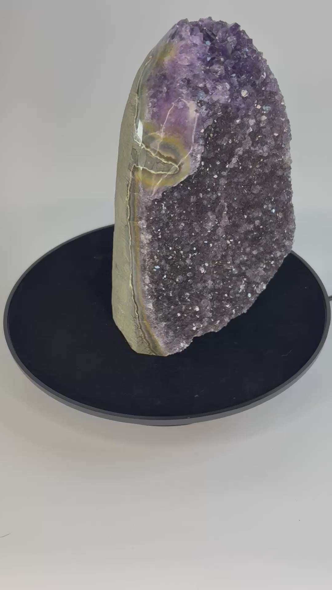 Amethist geode cut base – paarse kristalholte van dichtbij bekeken