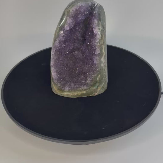 Amethist geode cut base – paarse kristalholte van dichtbij bekeken