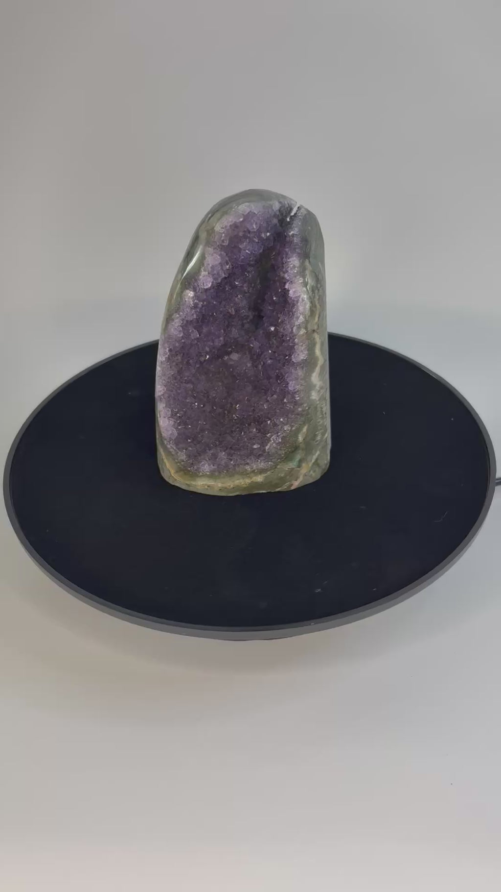 Amethist geode cut base – paarse kristalholte van dichtbij bekeken