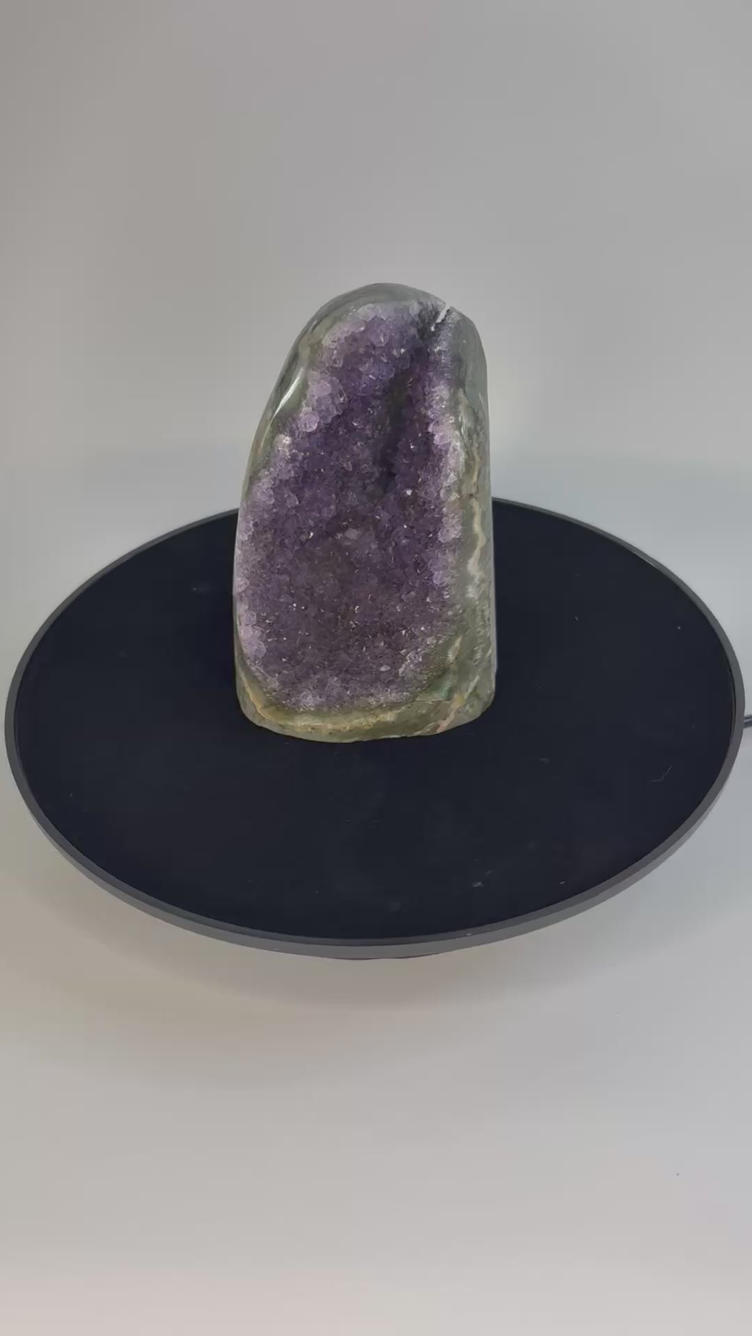 Amethist geode cut base – paarse kristalholte van dichtbij bekeken