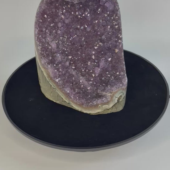 Amethist geode cut base – paarse kristalholte van dichtbij bekeken