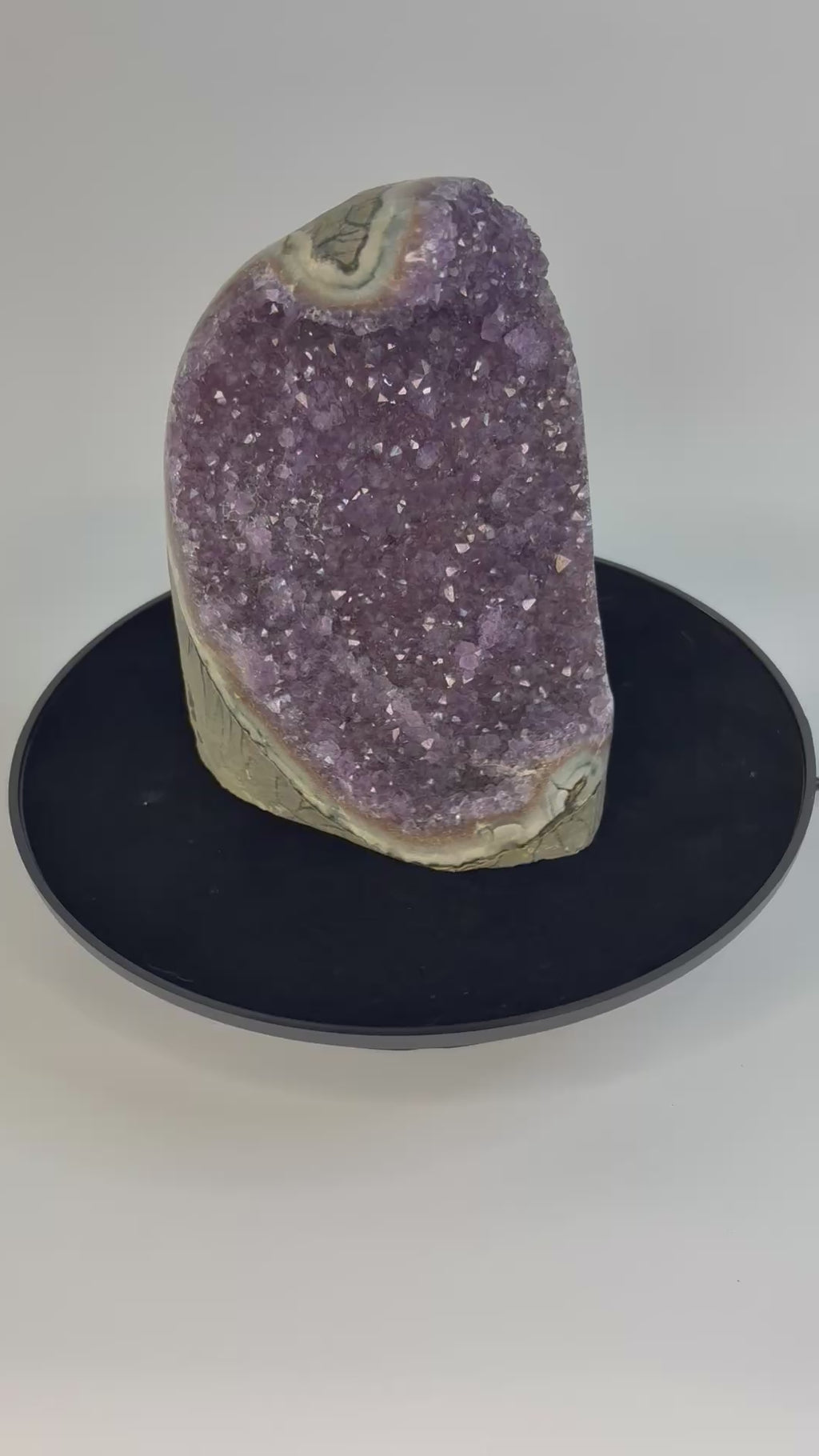 Amethist geode cut base – paarse kristalholte van dichtbij bekeken