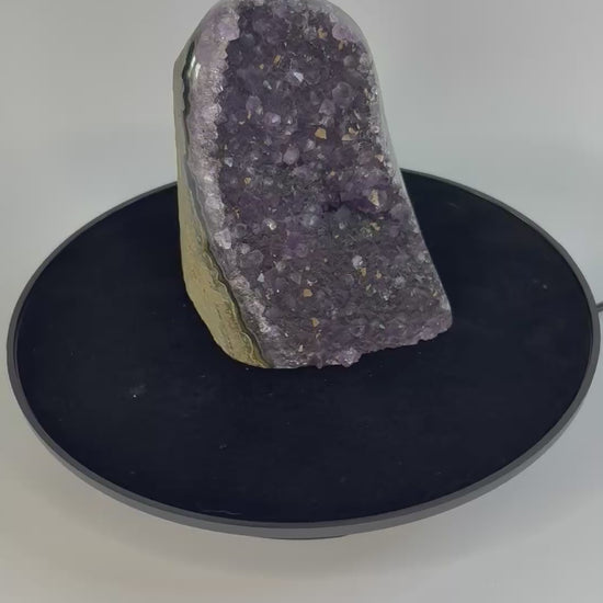Amethist geode cut base – paarse kristalholte van dichtbij bekeken