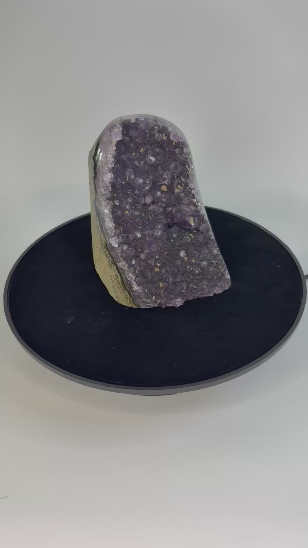 Amethist geode cut base – paarse kristalholte van dichtbij bekeken