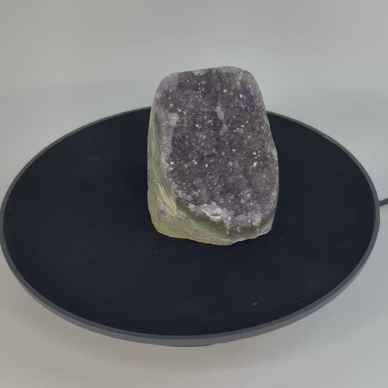 Amethist geode cut base – paarse kristalholte van dichtbij bekeken