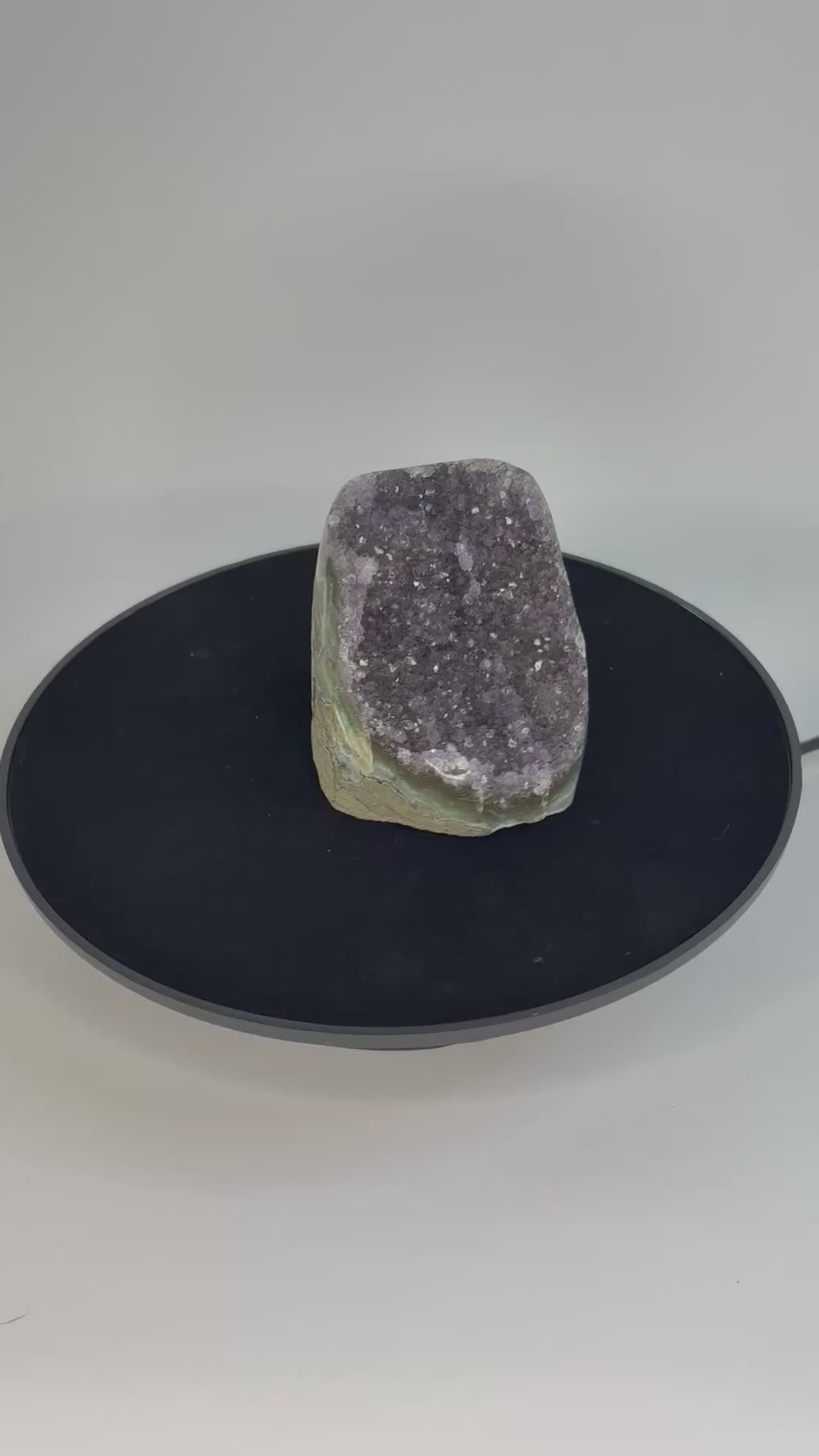 Amethist geode cut base – paarse kristalholte van dichtbij bekeken