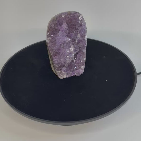 Amethist geode cut base – paarse kristalholte van dichtbij bekeken