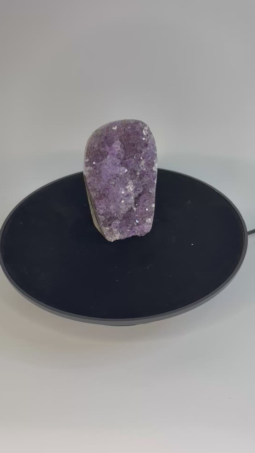 Amethist geode cut base – paarse kristalholte van dichtbij bekeken