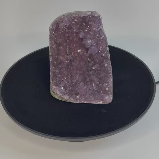 Amethist geode cut base – paarse kristalholte van dichtbij bekeken
