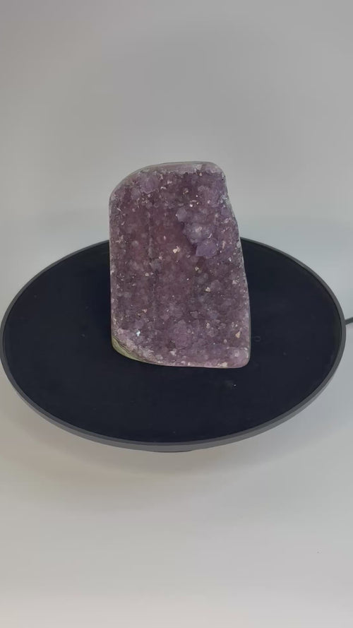 Amethist geode cut base – paarse kristalholte van dichtbij bekeken