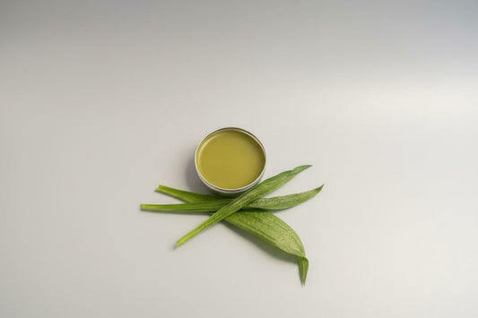Potje handgemaakte weegbree zalf met groene tint